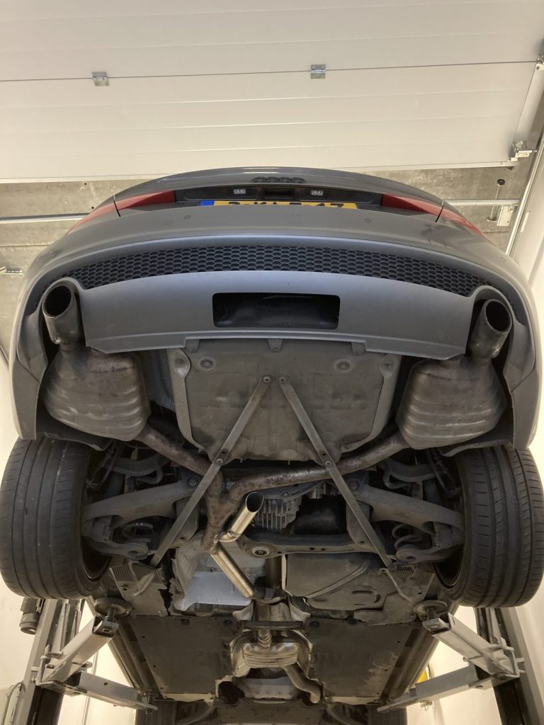 Audi A4 middendemper delete en een cut out klep