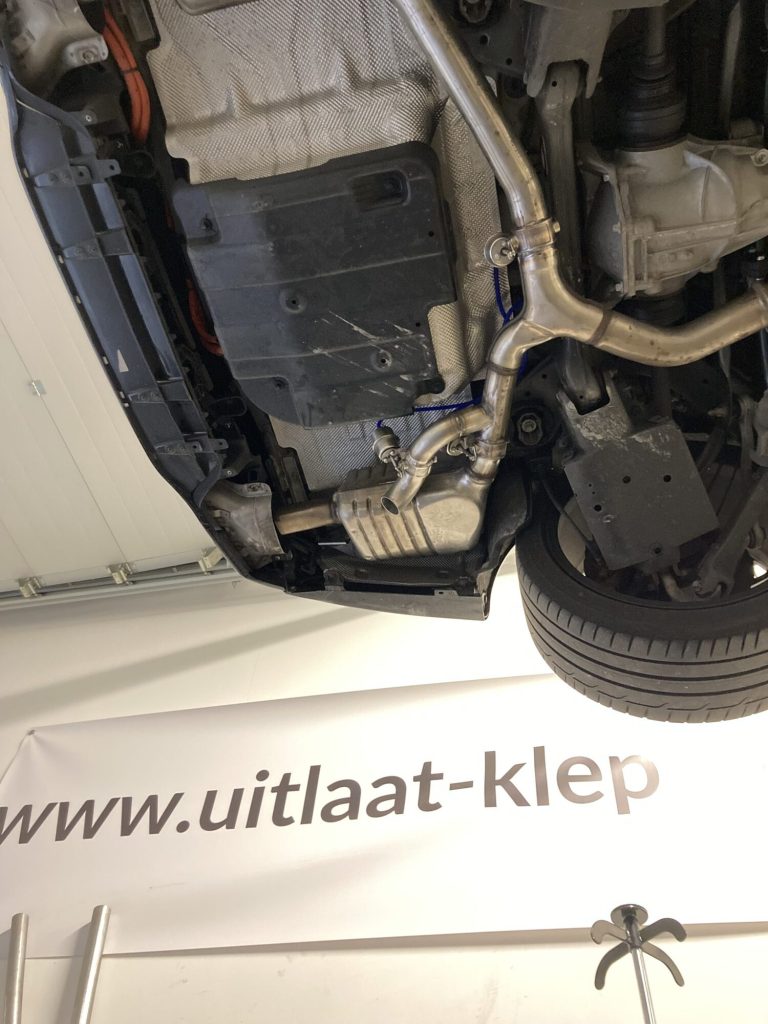 Mercedes C dubbele klep met een cut-out