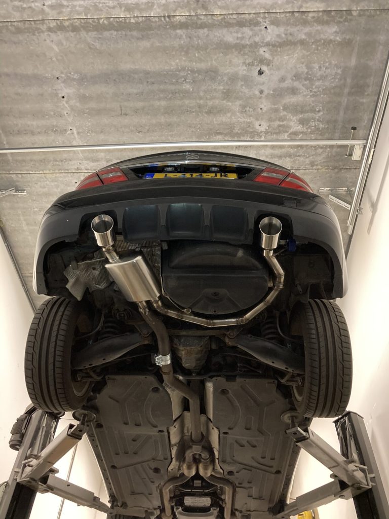 Mercedes CLC dubbele uitlaten met sierstukken en een sportdemper