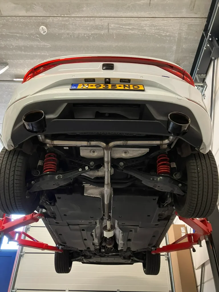 Seat Leon uitlaat op maat met duplex eindstuk en sierstukken