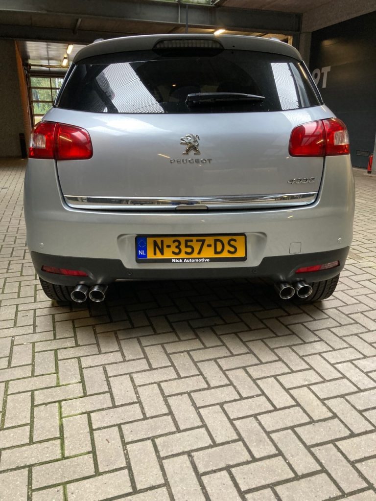 Peugeot 4008 dubbele uitlaten